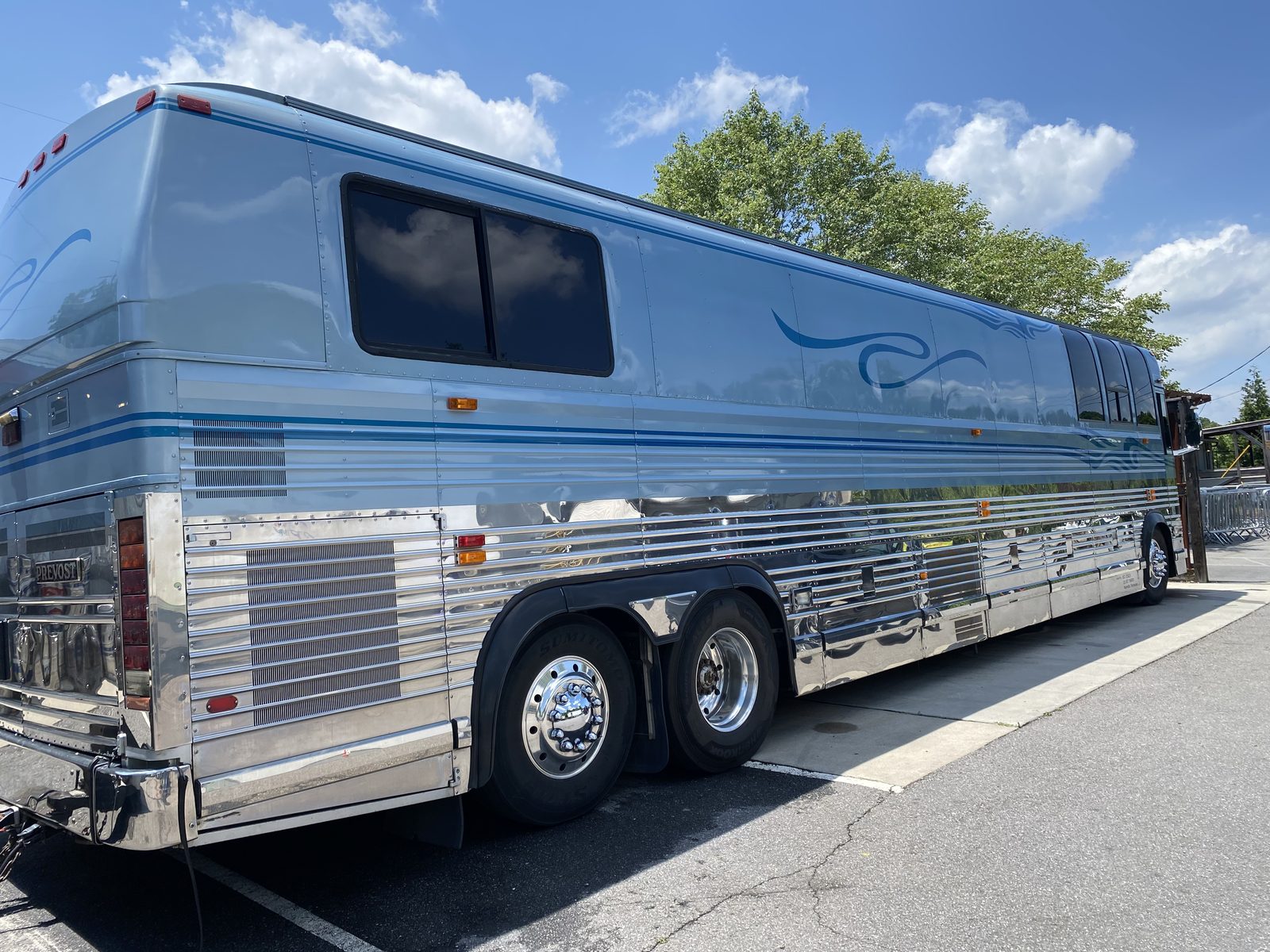 AST Prevost entertainer coach exterior